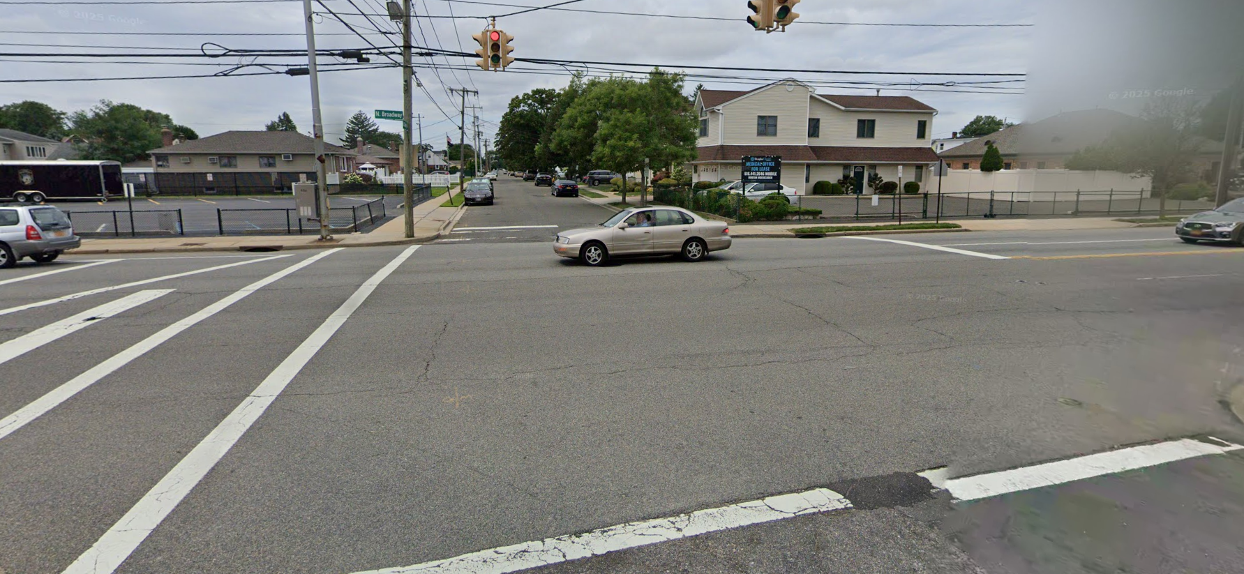 No pedestrian signal at N. Albany Ave